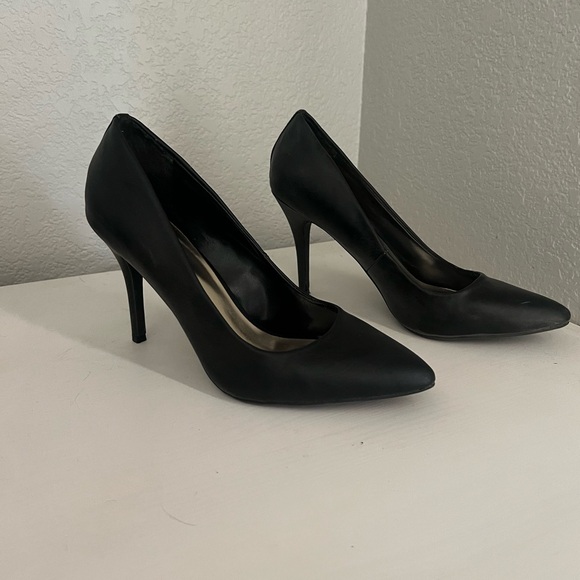Black pointed heel - Picture 2 of 6
